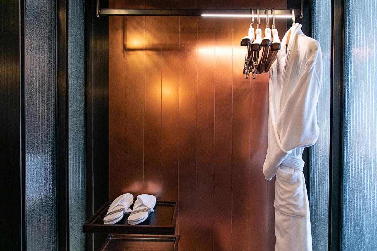 Hotel Mumian Beijing Daxing International Airport, Part Of Hyatt Zewnętrze zdjęcie A bathrobe and slippers in a hotel room